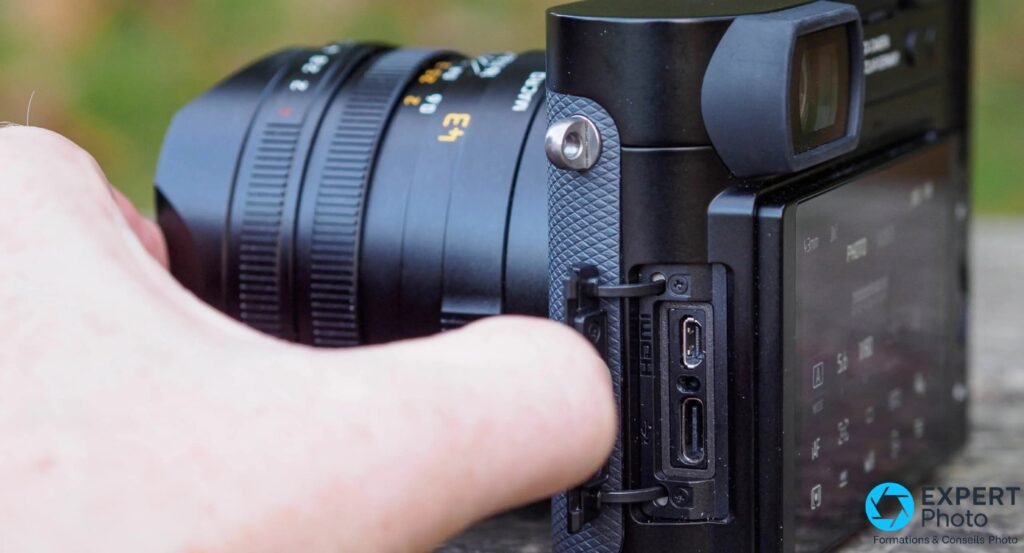 Leica Q3 43 noir, profil droit, écran orientable déployé mode vidéo 43mm, connecteurs HDMI micro et USB-C ouverts
