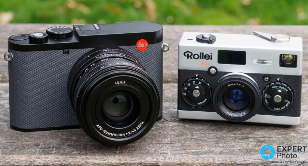 Leica Q3 43 gris et Rollei 35 AF face à face, inscription APO-SUMMICRON 1:2/43 ASPH. lisible, fond bois 