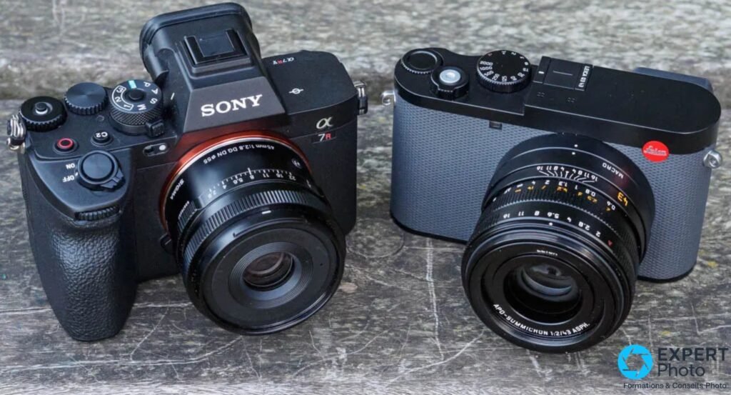 Leica Q3 43 gris (APO-SUMMICRON 1:2/43) et Sony A7R avec Sigma 45mm f/2.8 DG DN côte à côte, surface marbrée