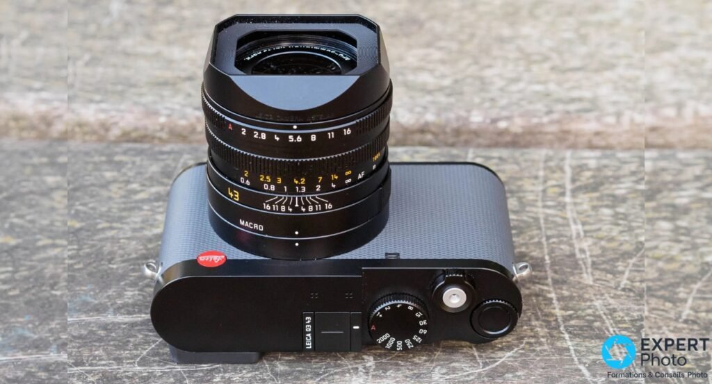 Leica Q3 43 noir, vue plongée dessus, bagues objectif avec chiffres d'ouverture et distances, marquage 43 en jaune