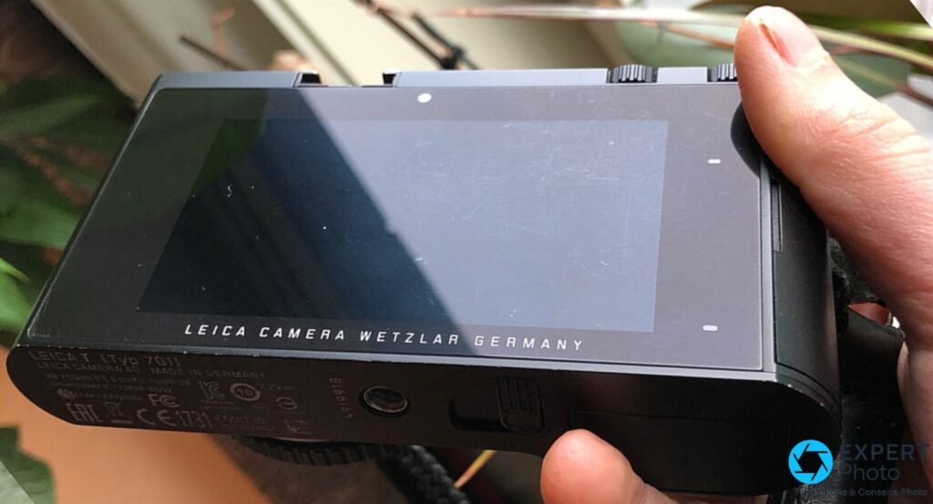  Leica T (Typ 701) face arrière, écran tactile éteint avec rayures visibles, inscription LEICA CAMERA WETZLAR GERMANY en blanc