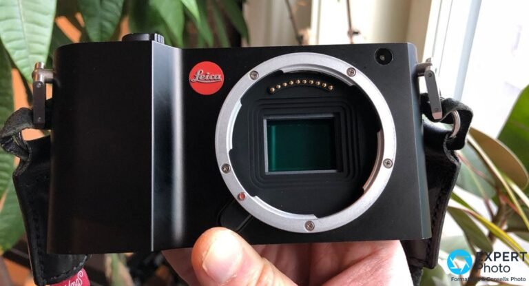 Leica T (Typ 701) de face, monture L-Mount ouverte, capteur APS-C et contacts dorés visibles, logo Leica rouge