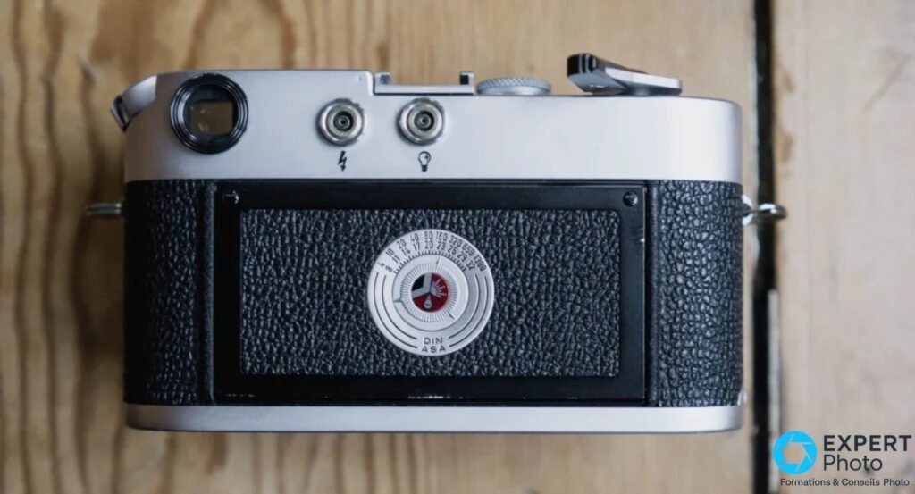 Dos d'un boîtier télémétrique Leica, disque de rappel DIN/ASA central, deux prises de synchro et oeilleton de viseur.