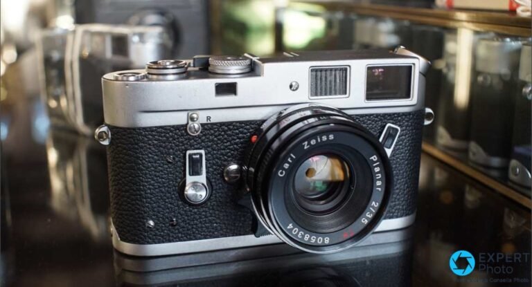 Boîtier télémétrique Leica de face, objectif Carl Zeiss Planar 2/35 monté, sélecteur de cadres et fenêtres de visée.