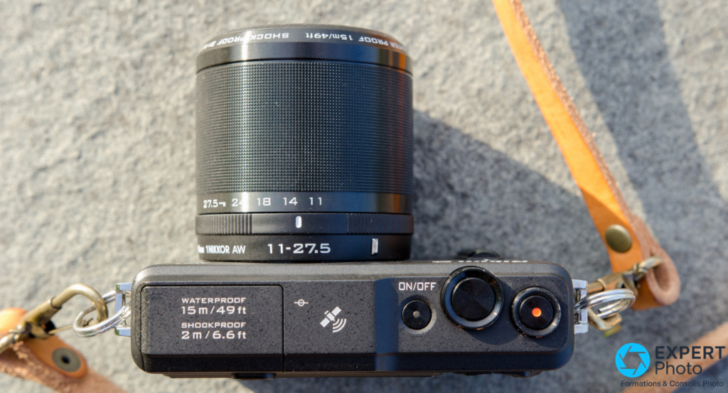  Nikon 1 AW1 vu du dessus, inscriptions gravées WATERPROOF 15m/49ft et SHOCKPROOF 2m/6.6ft, objectif 1 Nikkor AW 11-27,5