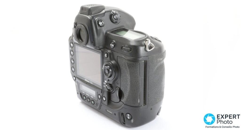  Vue arriere du Nikon D3s : ecran LCD 3 pouces, bouton AF-ON dedie, oeilleton viseur et ecran LCD de controle.