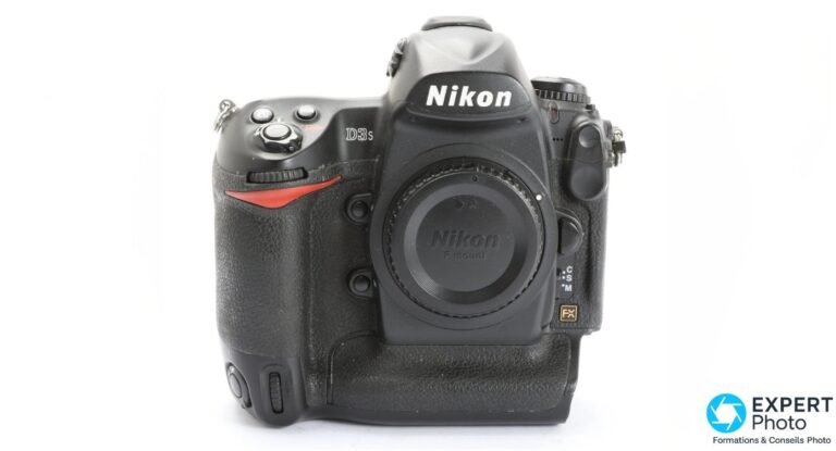 Nikon D3s vu de face, monture F mount sans objectif avec bouchon, indicateur FX et logo Nikon sur le prisme.