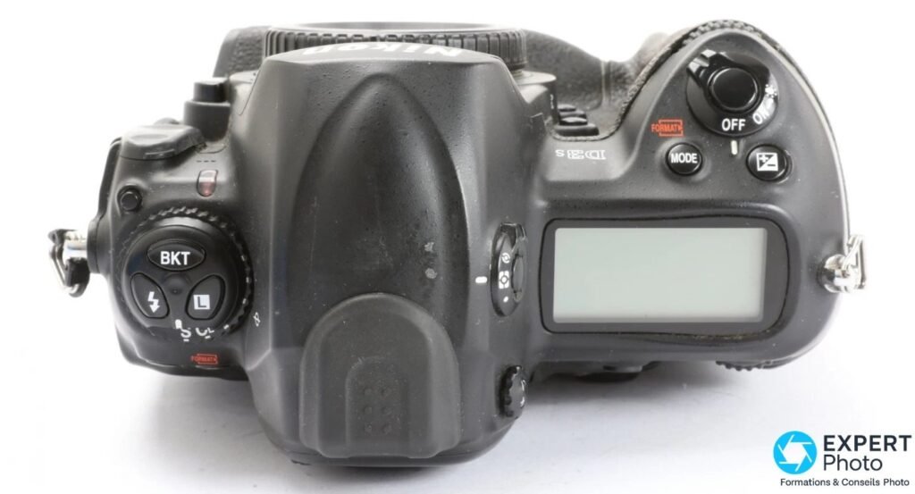 Vue dessus du Nikon D3s : gravure D3s, ecran LCD de controle, molettes BKT et MODE, bouton compensation EV. 
