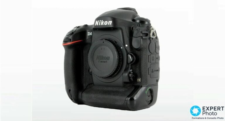 Nikon D4 occasion : avis, prix et points à vérifier avant achat Nikon D4 boîtier nu de trois quarts avant, bouchon monture F en place, filet rouge et marquages D4 et FX visibles