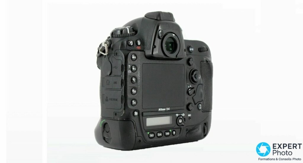 Nikon D4 vu de dos avec écran LCD principal éteint, viseur, joystick AF et touches MENU, OK et AF-ON visibles
