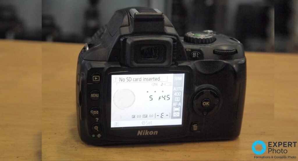 Vue arrière du Nikon D40 avec écran de contrôle affichant « No SD card inserted », F4.5, ISO 400, mode AUTO.