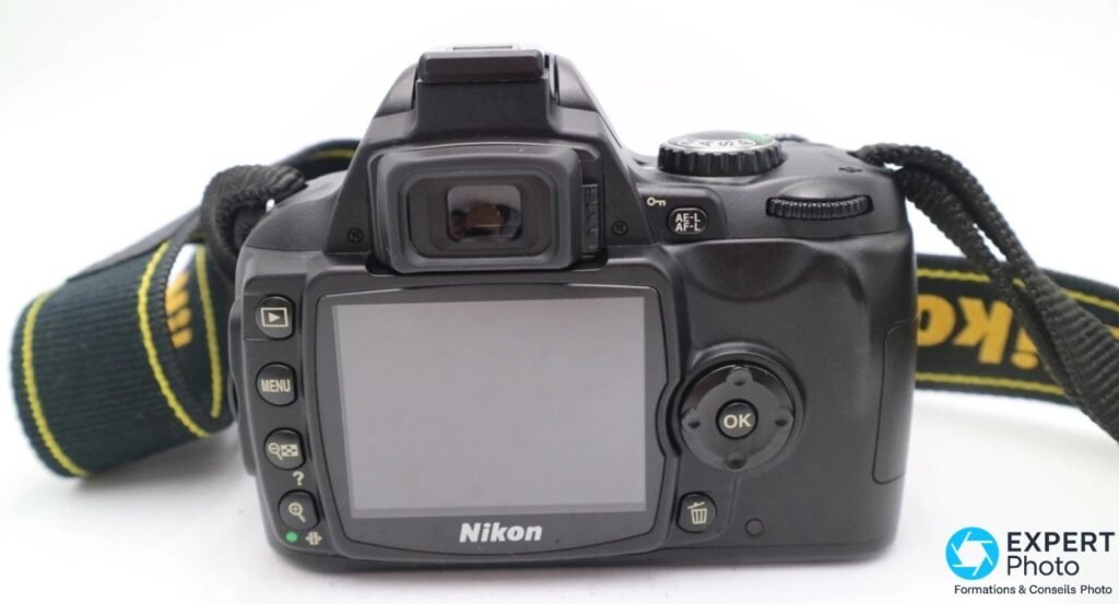 Arrière du Nikon D40X montrant l'écran LCD, le viseur, les boutons MENU, lecture, AE-L AF-L et la navette OK.