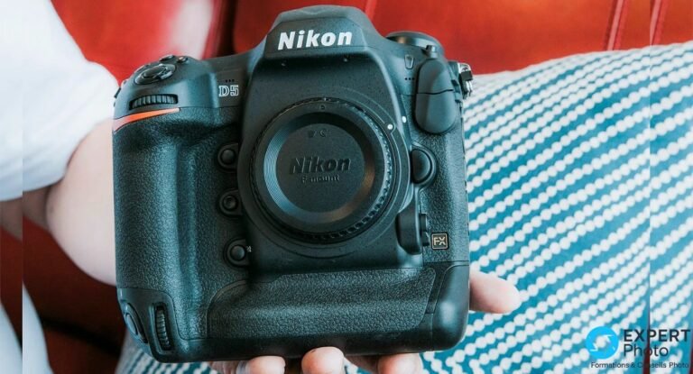 Nikon D5 d’occasion : pour qui le reflex pro reste pertinent Nikon D5 vu de face, boîtier reflex plein format FX avec cache de monture Nikon F, marquages Nikon, D5 et FX visibles.