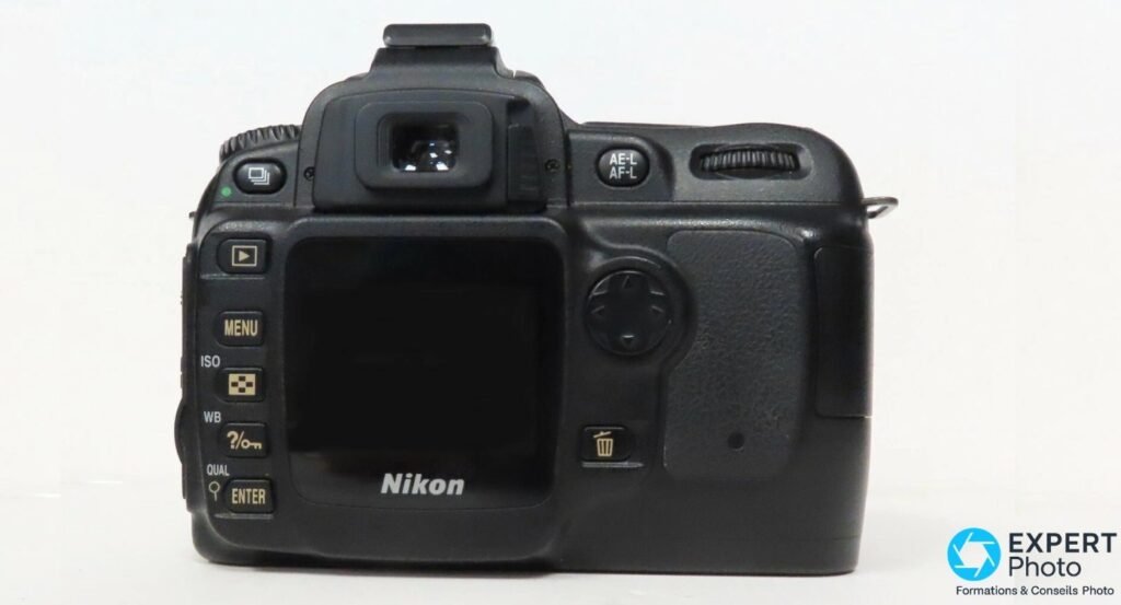 Dos du Nikon D50, écran LCD 2 pouces, viseur optique, croix multi-directionnelle, boutons MENU, ISO, WB et QUAL. 