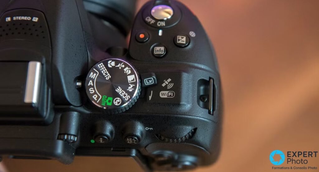 Vue rapprochée du dessus du Nikon D5300 montrant la molette de sélection des modes M/A/S/P, AUTO, SCENE et EFFECTS.