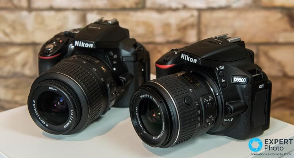 Nikon D5500 à droite et second boîtier Nikon DX à gauche, posés côte à côte sur fond de mur de briques flou.