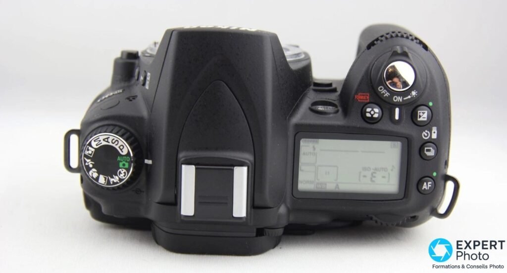 Nikon D90 vu de dessus : molette des modes M/A/S/P et écran de contrôle supérieur 