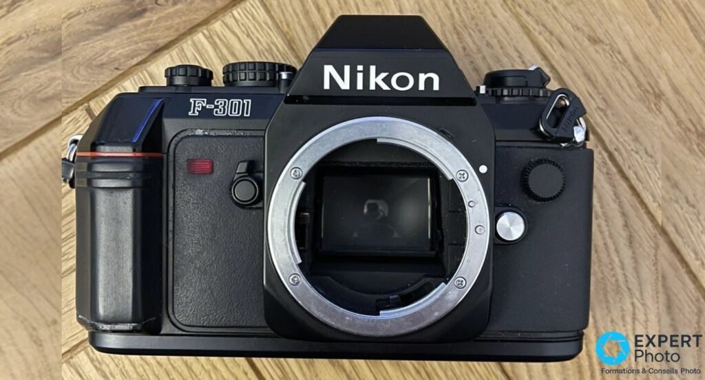 Nikon F-301 argentique de face, monture Nikon F sans objectif, logos Nikon et F-301 visibles 
