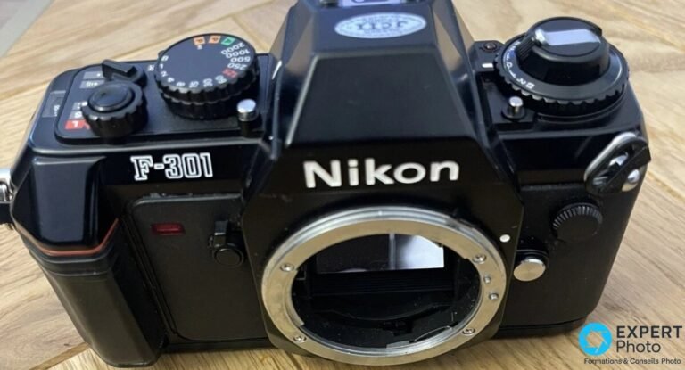 Nikon F-301 argentique de trois quarts avant, monture Nikon F nue et molette des vitesses