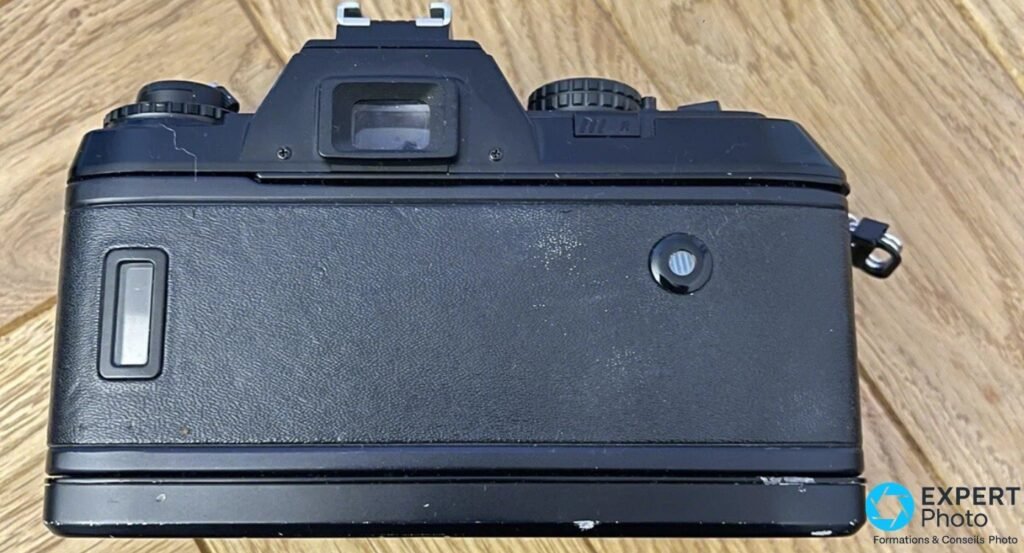 Nikon F-301 argentique de dos : œilleton du viseur, capot arrière et traces d’usure
