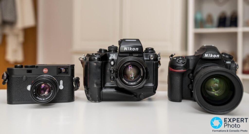 Trois boîtiers alignés : télémétrique Leica M, Nikon F4 argentique au centre, reflex numérique Nikon D850