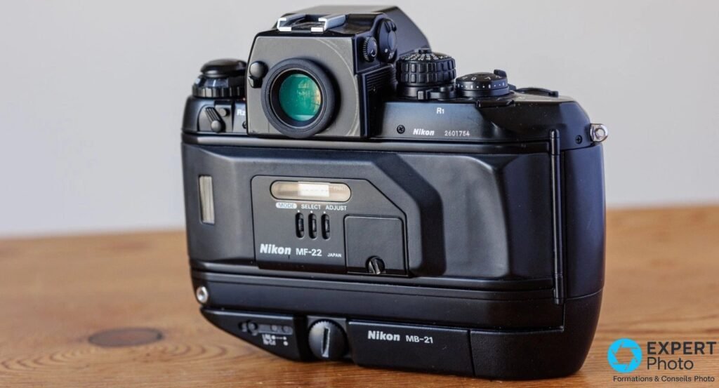 Nikon F4s vu de dos avec dos data Nikon MF-22, grip MB-21, prisme DP-20 et numéro de série 2601754 sur le top plate