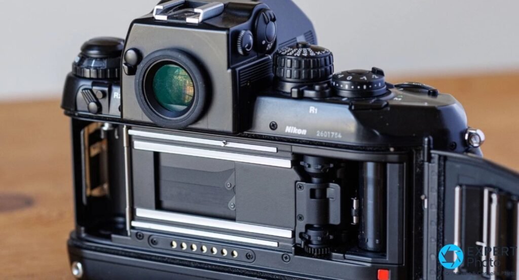 Nikon F4s dos film ouvert : chambre film vide, presseur, sprocket et axe rebobinage à droite