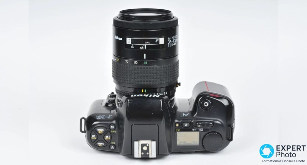 Nikon F-601 vu du dessus, boutons MODE ISO BKT DRIVE visibles, zoom AF Nikkor 35-105mm monté