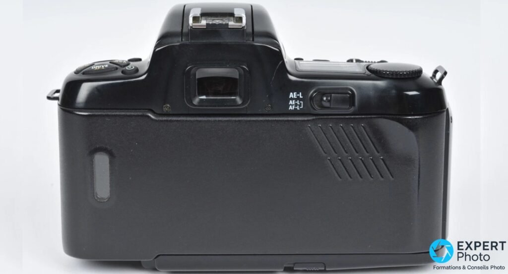 Dos du Nikon F-601 sans objectif, viseur rectangulaire, bouton AE-L AF-L, LCD de données visible