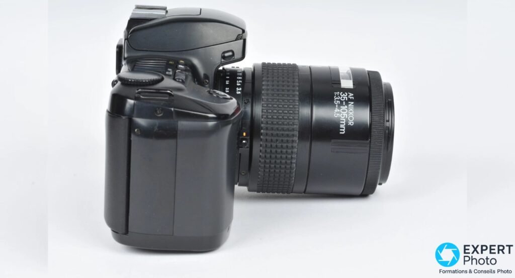 Nikon F-601 noir de profil droit, zoom AF Nikkor 35-105mm f/3.5-4.5 monté, flanc lisse visible