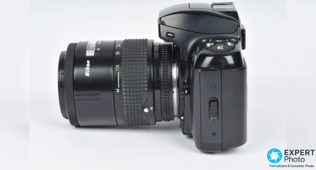  Nikon F-601 noir de profil gauche avec zoom AF Nikkor monté, boutons de commande visibles en haut