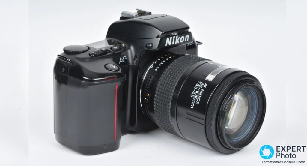 Nikon F-601 noir vu de trois quarts gauche avec zoom AF Nikkor 35-105mm f/3.5-4.5 monté, fond blanc 