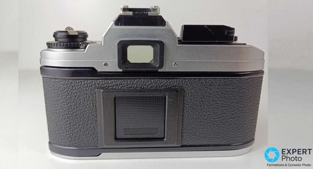 Nikon FG-20 vue arrière frontale, viseur, griffe flash et fenêtre mémo-film centrés, boîtier nu