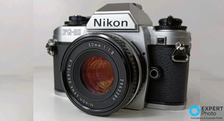 Nikon FG-20 : pourquoi la monture F compte plus que la réputation Nikon FG-20 argentique argent, vue 3/4 avant gauche, objectif Nikon Lens Series E 50mm f/1.8 monté, fond blanc