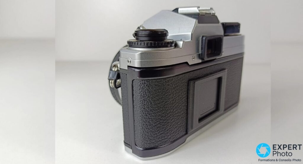 Nikon FG-20 vu de profil droit sans objectif, viseur oculaire et griffe flash visibles en haut