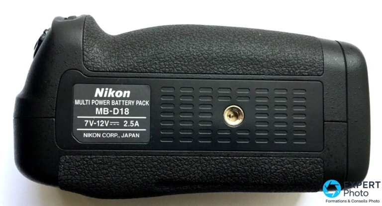 Face inférieure du grip Nikon MB-D18 avec plaque "Nikon Multi Power Battery Pack MB-D18 7V-12V 2.5A" lisible