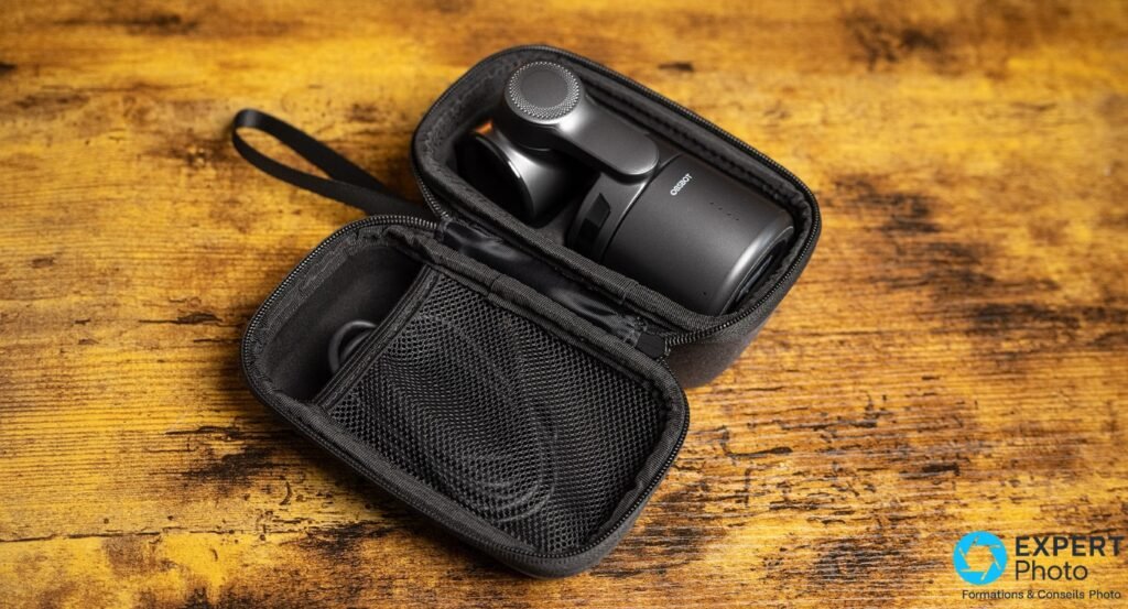 Caméra OBSBOT Tail Air repliée dans un étui de transport noir EVA ouvert, câble rangé dans la poche filet