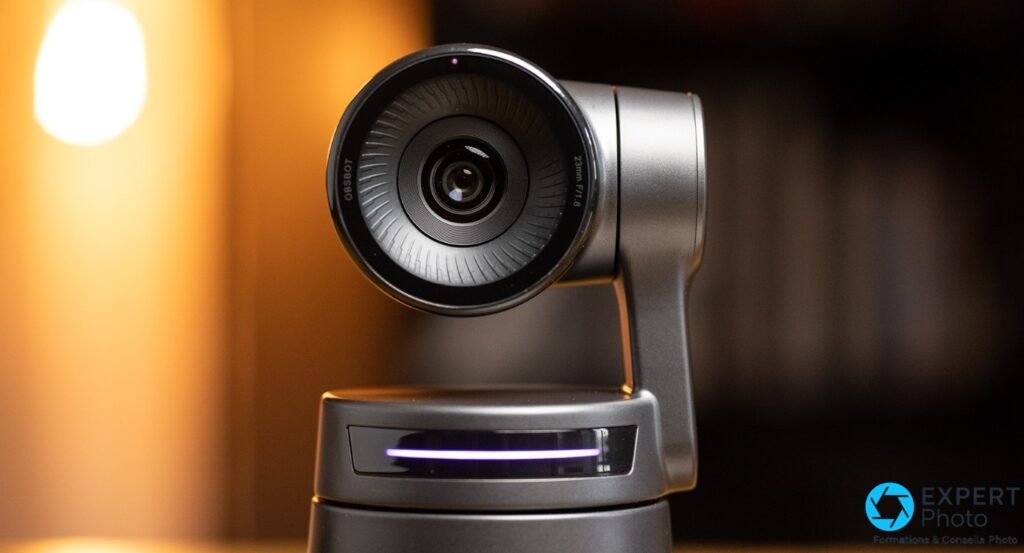 Gros plan sur l’objectif de l’OBSBOT Tail Air, marquage OBSBOT et 23mm F/1.8 lisibles autour du bloc optique