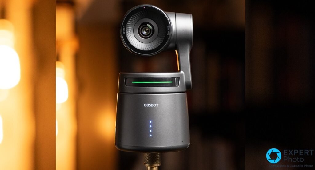 OBSBOT Tail Air montée sur trépied, vue de face, bande LED verte indiquant un mode de suivi actif