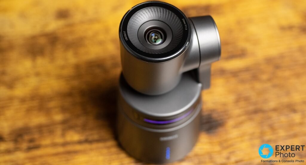 OBSBOT Tail Air vue de face en plongée, écran LED violet allumé et 4 LEDs bleues de batterie sur la base