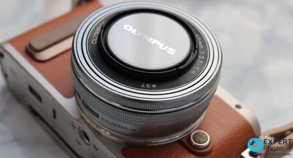 Objectif M.Zuiko Digital 14-42mm 1:3.5-5.6 EZ avec cache OLYMPUS, monté sur boîtier Olympus PEN E-PL8 