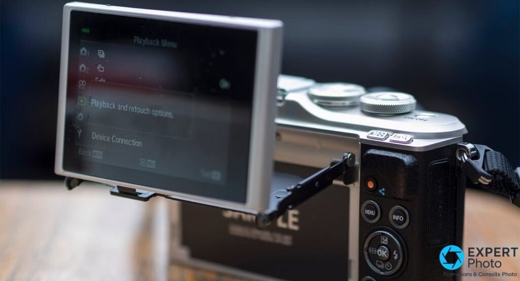 Olympus PEN E-PL9 vu de dos avec écran inclinable déployé vers le haut, affichant le menu Playback.