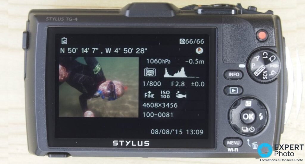 Vue arrière de l'Olympus Tough TG-4 avec écran affichant coordonnées GPS, pression et profondeur d'une photo