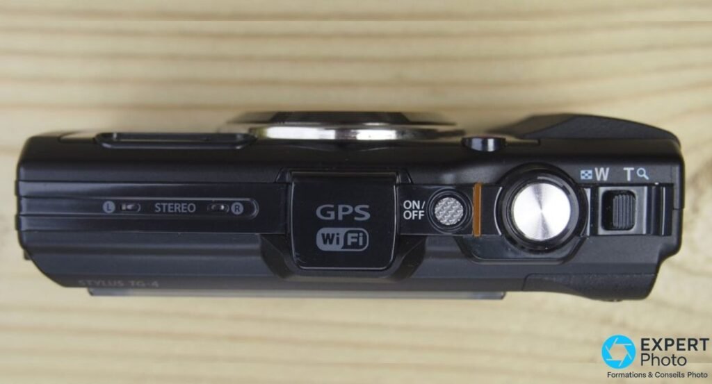 Vue de dessus de l'Olympus Tough TG-4 noir avec cache GPS/Wi-Fi, déclencheur, levier de zoom W/T et micros stéréo