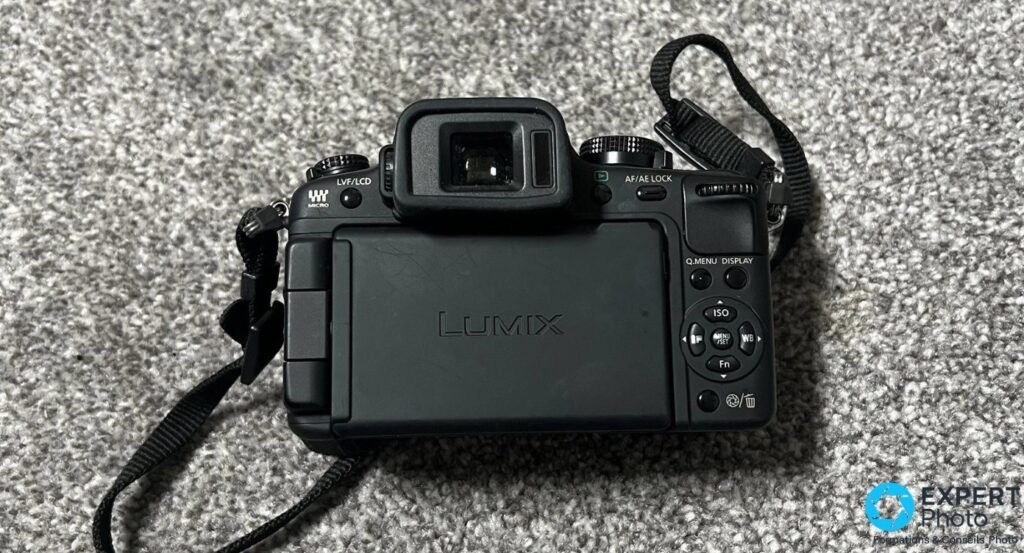 Panasonic Lumix DMC-G2 vu de dos, écran orientable replié contre le boîtier, logo LUMIX gravé visible.