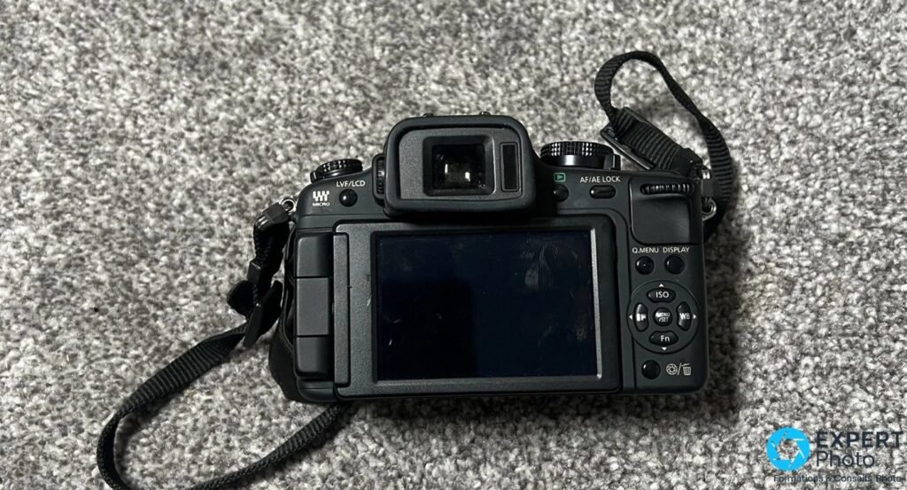 Dos du Panasonic Lumix DMC-G2 noir, écran LCD en position de visée standard, boutons Q.MENU, ISO et MENU/SET.