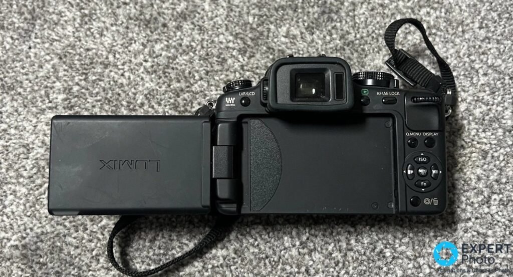 Panasonic Lumix DMC-G2 vu de dos, écran orientable retourné LCD vers l'avant, logo LUMIX inversé visible.