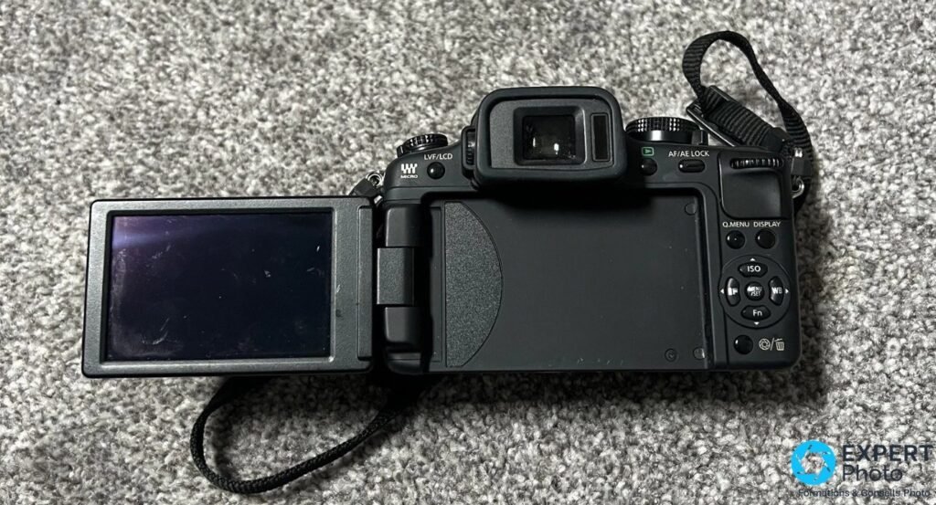 Panasonic Lumix DMC-G2 noir, écran tactile orientable déployé latéralement, LCD orienté vers la caméra.