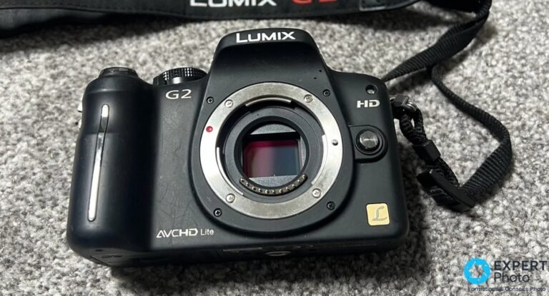 Panasonic Lumix DMC-G2 : que vaut encore cet hybride Micro 4/3 d’occasion ? Panasonic Lumix DMC-G2 noir vu de face, monture Micro 4/3 ouverte, capteur visible, marquages G2, HD et AVCHD Lite.