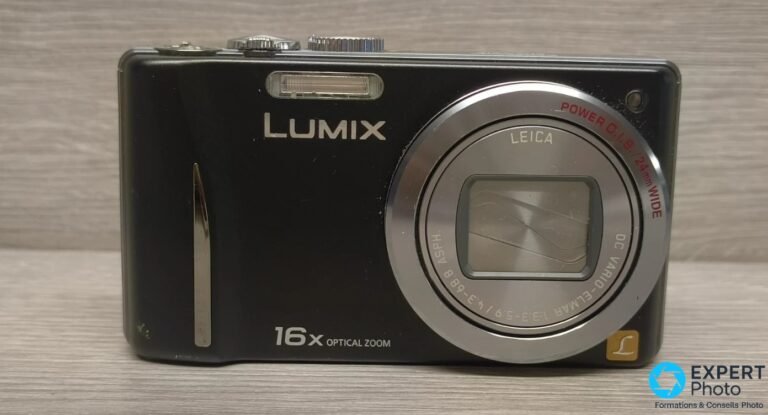 Panasonic Lumix DMC-TZ18 : ce que vaut encore ce compact de voyage en occasion Panasonic Lumix DMC-TZ18 noir de face, objectif rétracté, bague Leica DC Vario-Elmar, inscription 16x Optical Zoom